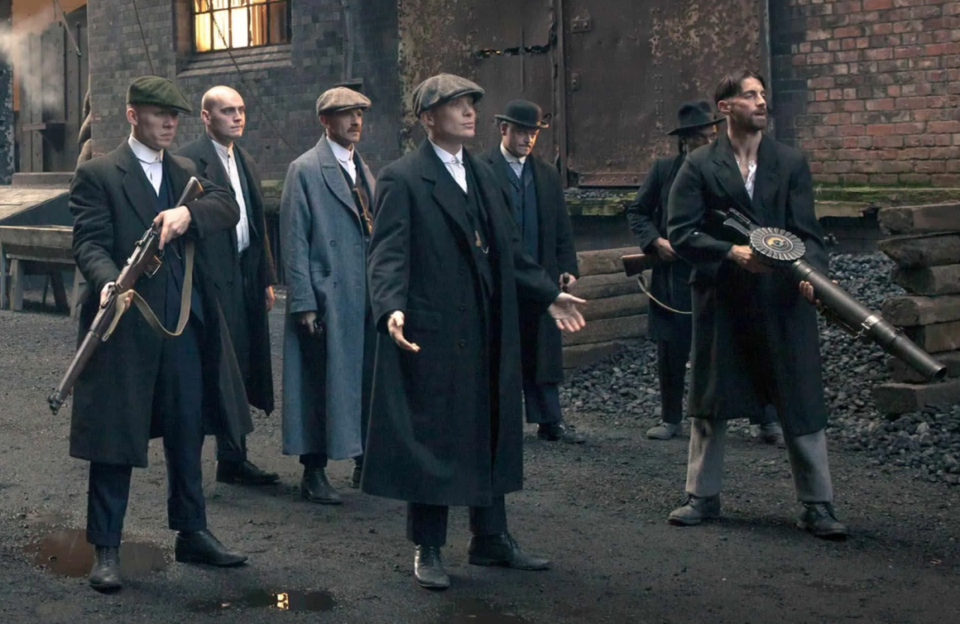 讲的是一战结束后,英国伯明翰地区的传奇黑帮家族peaky blinder(剃刀
