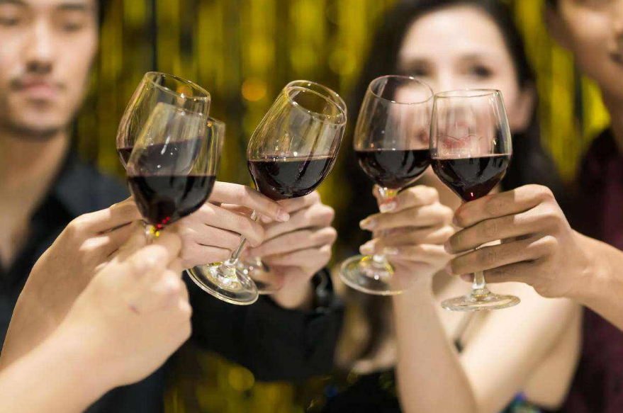 顾春芳：靠姿色混入上流社会，4年借了17亿，伪装企业家终被判刑