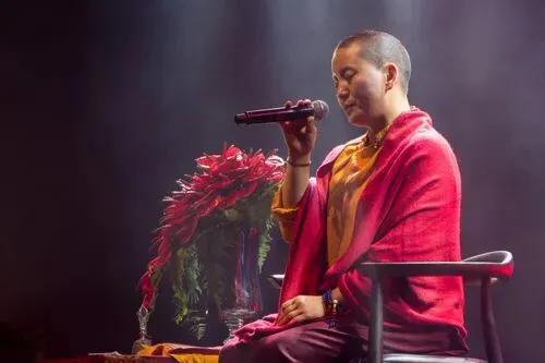 尼泊尔女尼,天籁禅音,治愈人心!众人:她一开口,我悟了