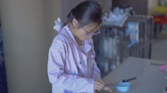 李小璐晒女儿假期生活，甜馨与宠物狗一起卖萌，上小学已经近视