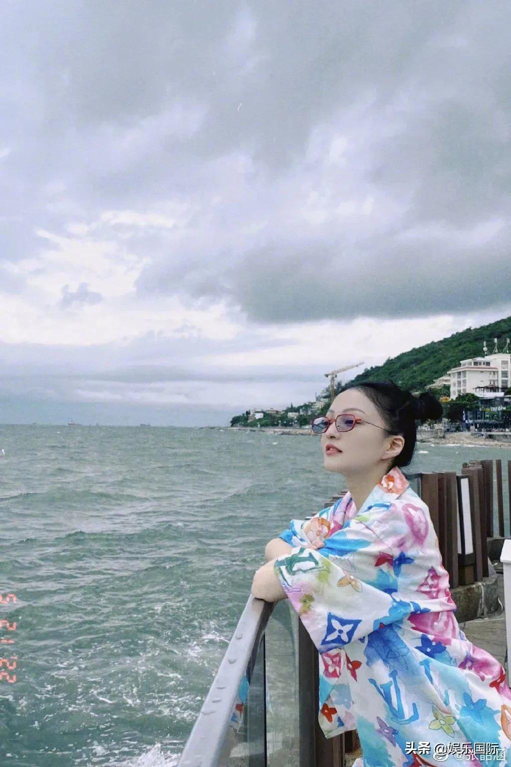 张韶涵扎双丸子头海边度假 笑容灿烂似少女