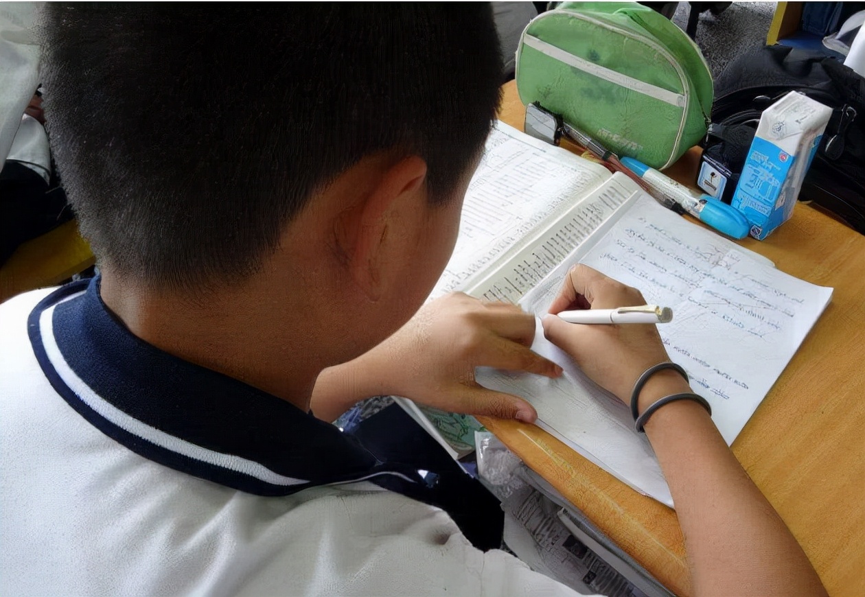 高考前500名学霸作息曝光，普通父母假期怎样才能帮孩子应对拖延