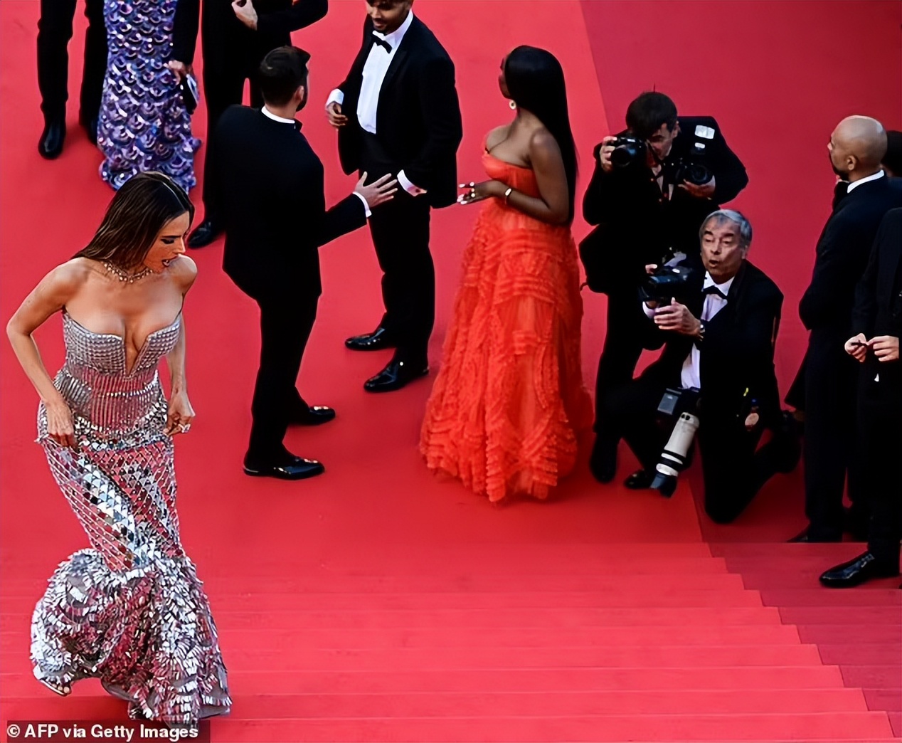 41岁巴西超模AA炸红毯，穿银片长裙如美人鱼身姿挺拔，称像在做梦