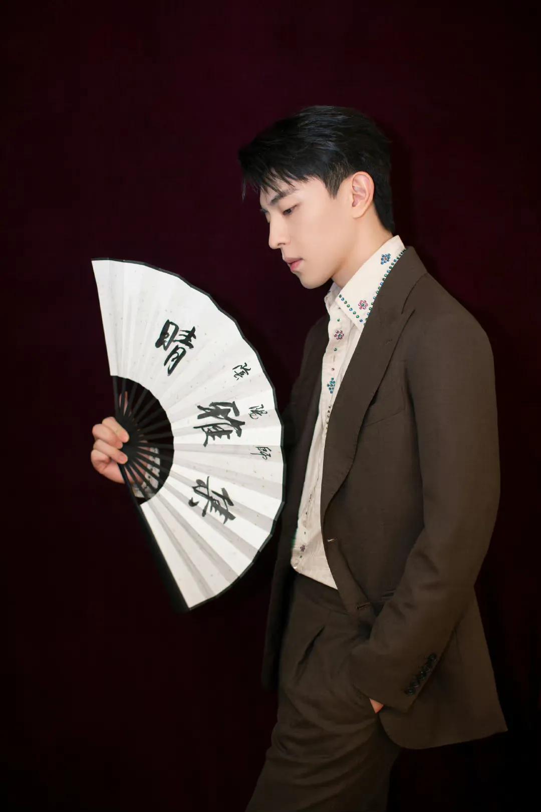 花样美男——邓伦青春气息十足图片