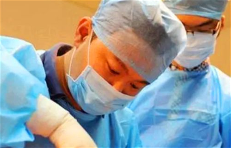 2003年，医生为娶情人进门，给妻子下毒2年，看着妻子慢慢死去