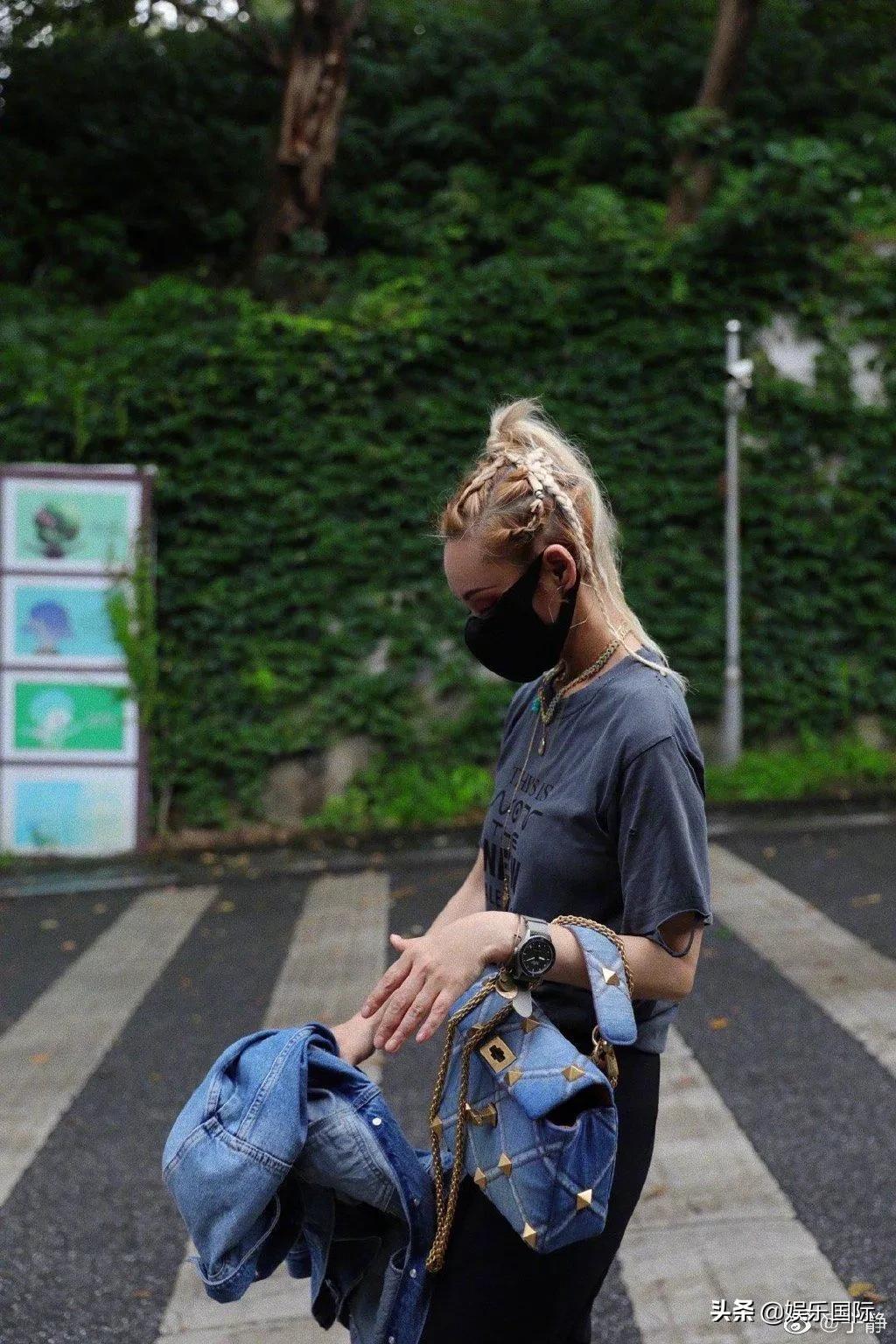 宁静晒山间漫步随拍 金发脏辫配长靴好酷飒