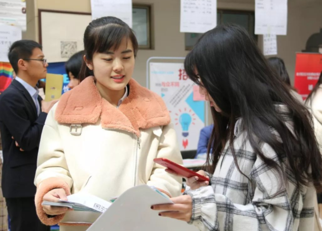 九成大学生毕业双非大学，白岩松呼吁大家关注，就业难成普遍现象