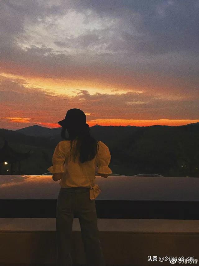 刘诗诗晒夏日OOTD小白衫清爽靓丽 晚霞中身形纤细