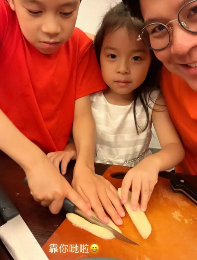 郭晶晶大女儿霍中妍，扎公主发穿粉裙很甜美，还背着蓝书包超惹眼