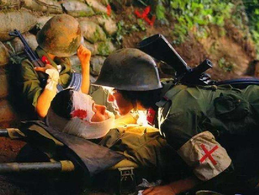 她23岁为国牺牲，初恋为其守墓一生未婚，弟弟苦寻64年在墓地痛哭