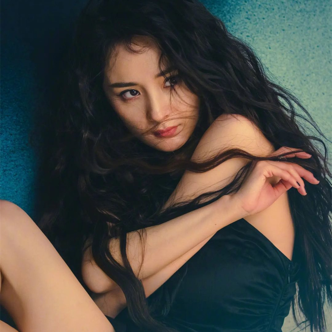 杨幂的大波浪发型有韵味，简直太美啦