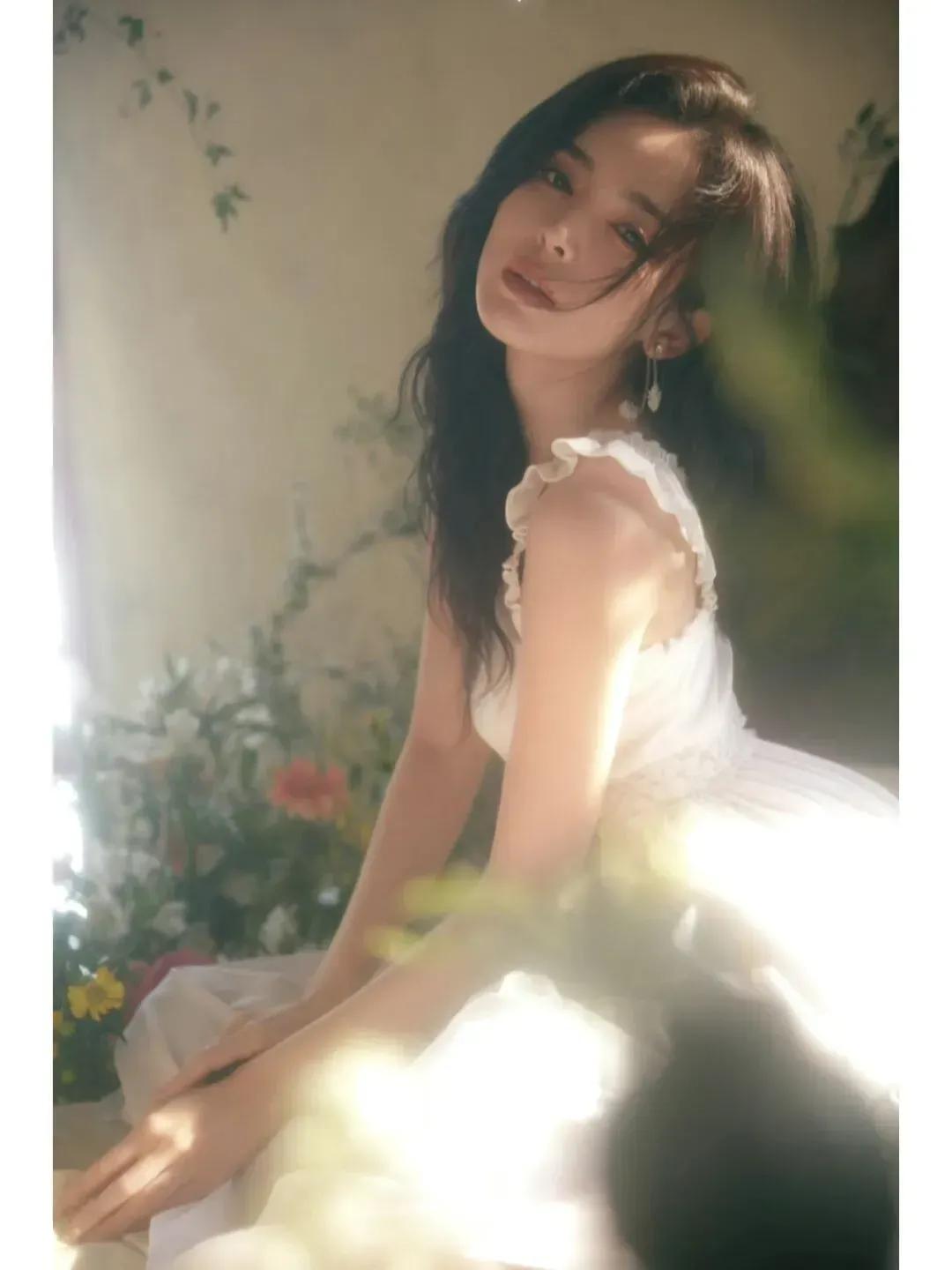 古力娜扎穿初恋白吊带裙，让人无法拒绝的纯美，汇聚仙气与活力