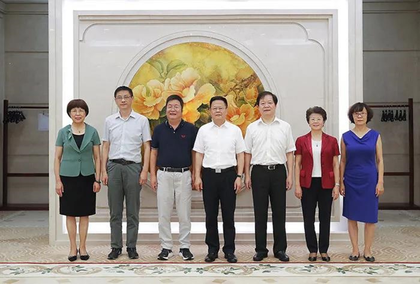 浙江又杀出一匹“芯片黑马”：4年赚了2500亿，豪捐3百亿建新大学