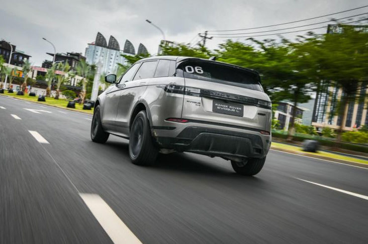 开惯了奔驰GLC，再开路虎揽胜极光L，明白了奔驰和路虎的差别