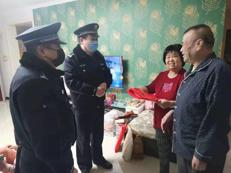 西安公安航天分局开展“三送一访 平安过年”亲民暖民活动