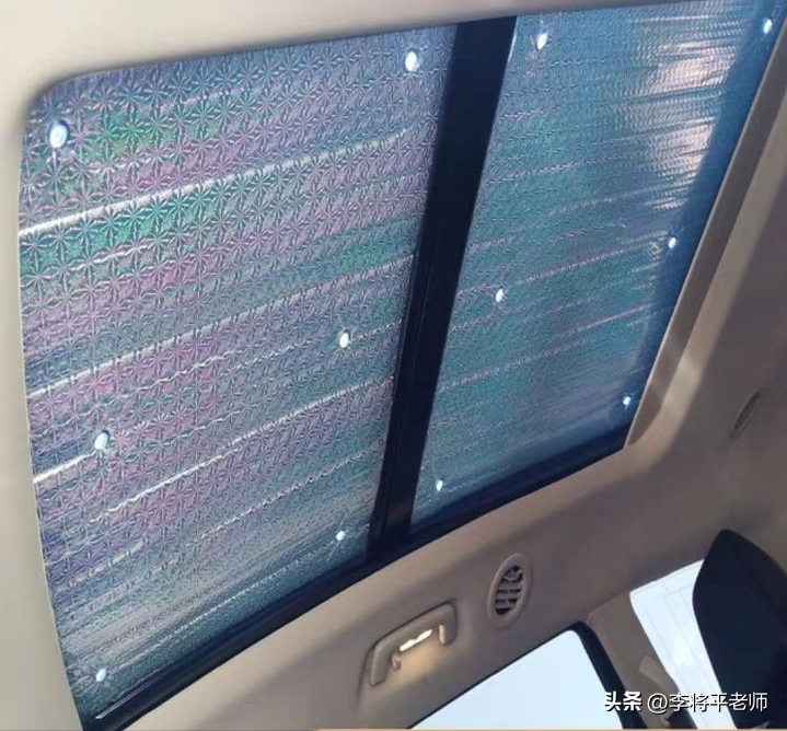 倒水打伞贴报纸，新能源车的天幕玻璃为何这么坑？车企：省钱啊