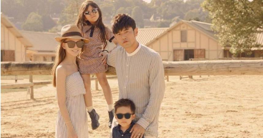 周杰伦全家出游，助理检查路人手机禁止拍照，网友建议当事人报警