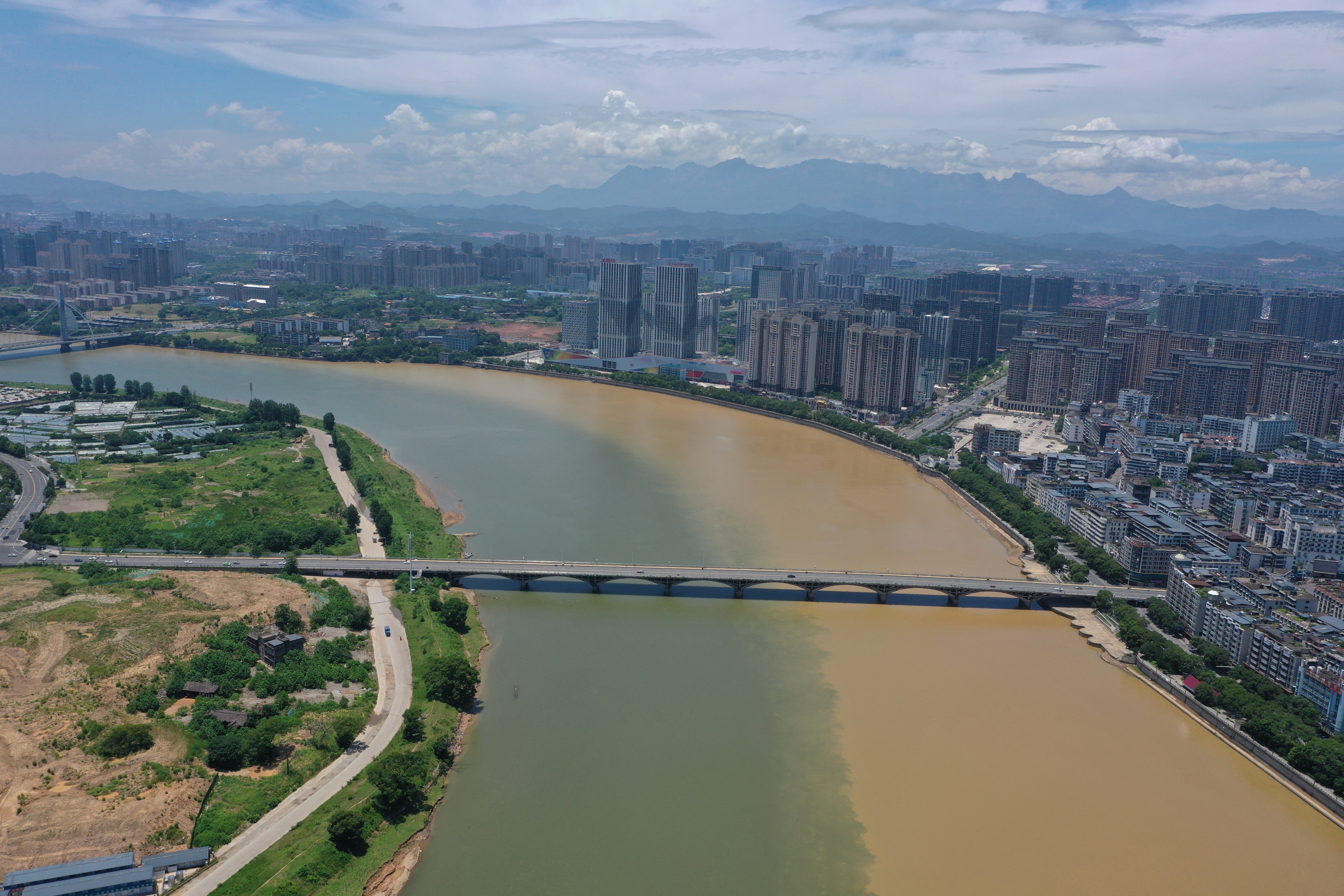 江西上饶：信江河呈现“泾渭分明”景观