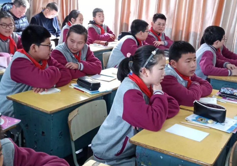 各国“校服”大比拼，俄罗斯校服像服务员，中国校服“最顺眼”