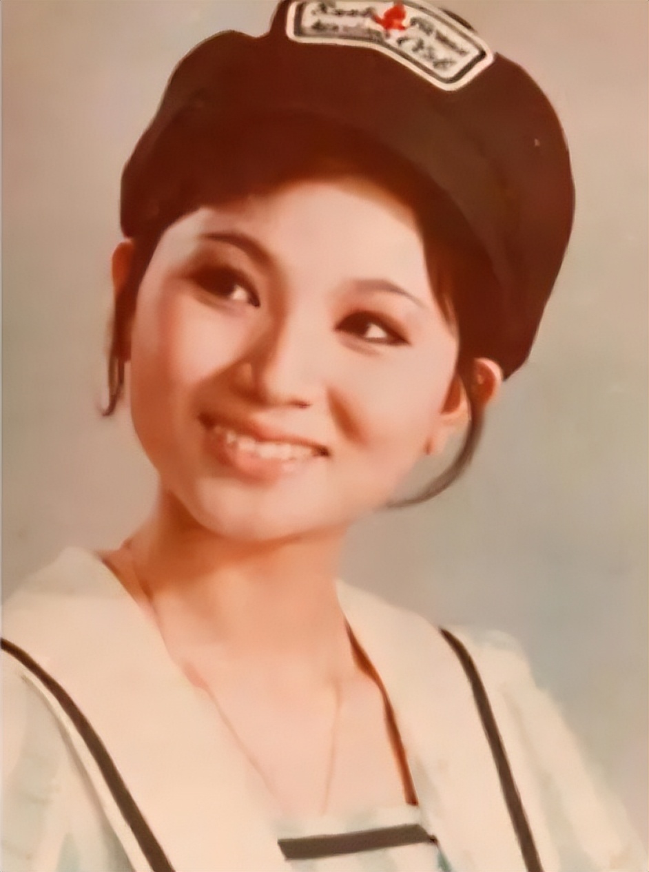 她被称为“宝岛歌后”，可与邓丽君相提并论，却当红为爱退圈