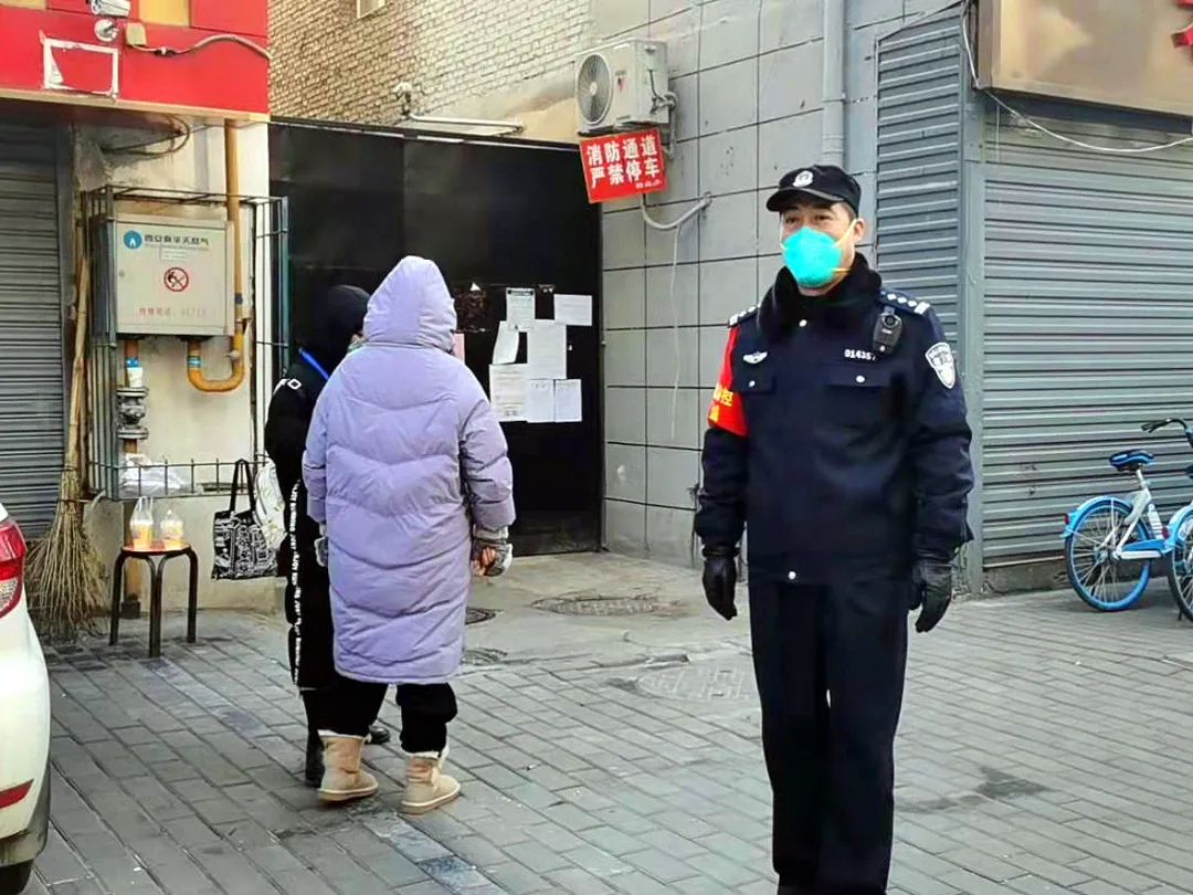西安新城公安解放门派出所：“民生保障应急党员先锋队”紧急送辖区居民就医