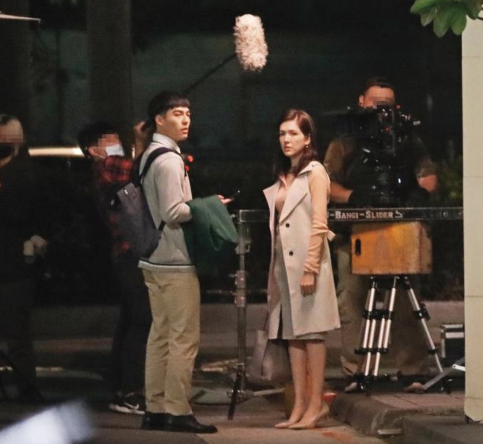 邱泽许玮甯闪婚后首度甜蜜同框，与好友拥抱告别后同返爱巢