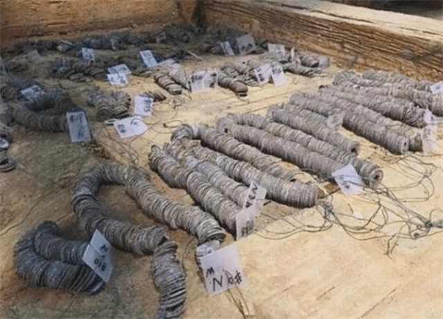 2010年，陕西华县一建筑工地，挖到“地下银行”