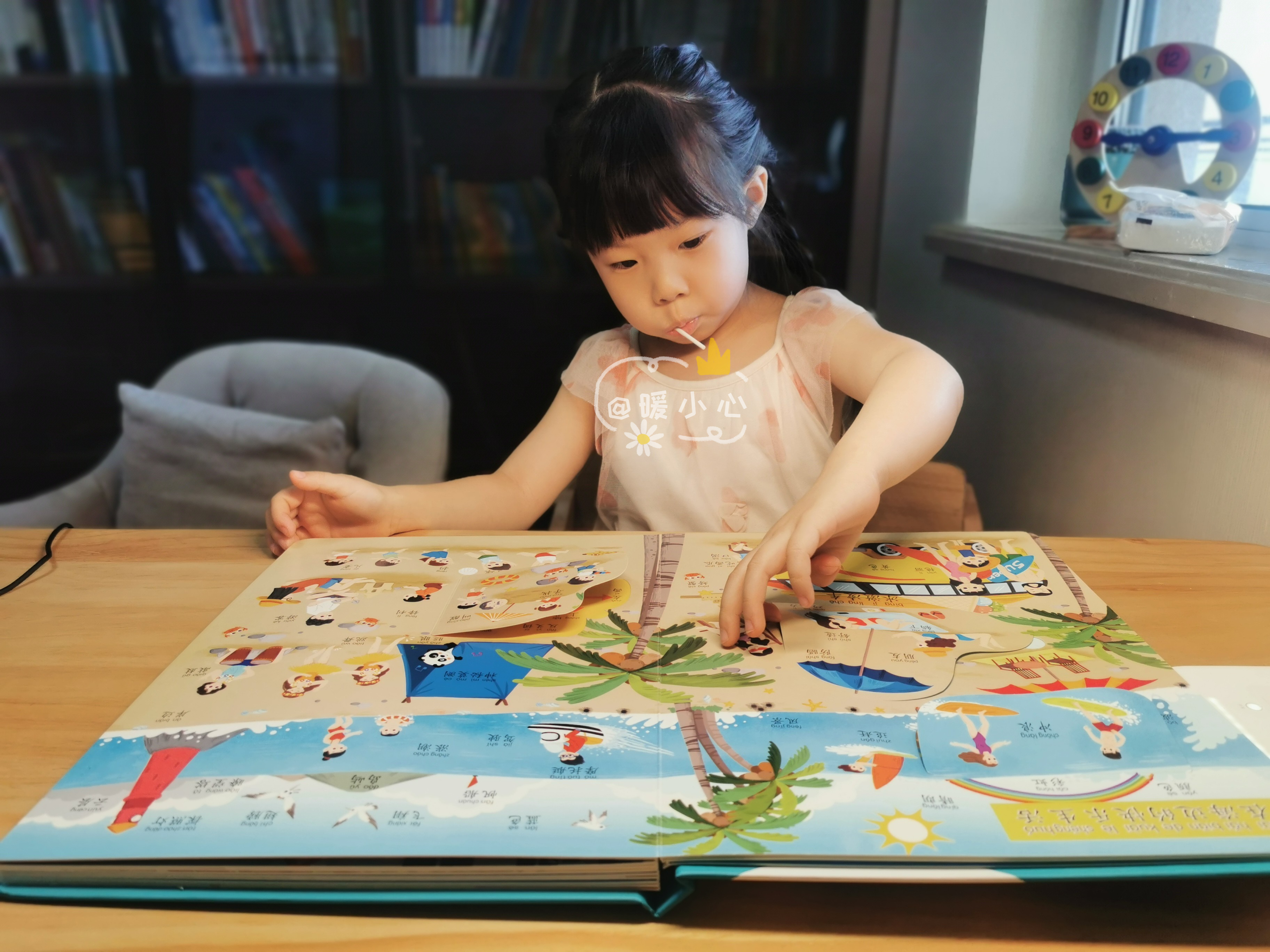 双胞胎兄弟，一个在奶奶家长大，一个在姥姥家长大，上小学后一个名列前茅