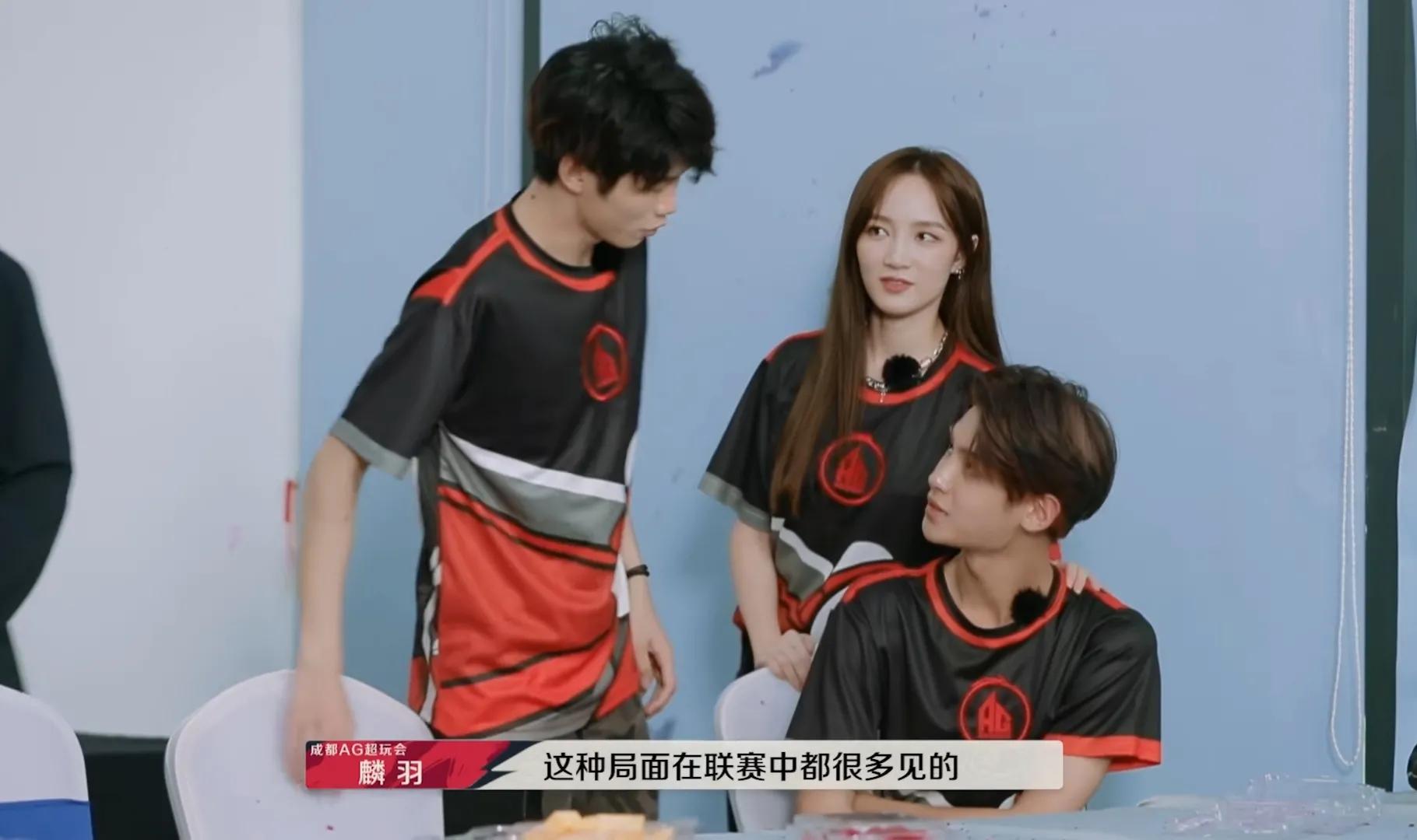 黄明昊在节目中怒摔火红果，网友：谁玩游戏没有点脾气？