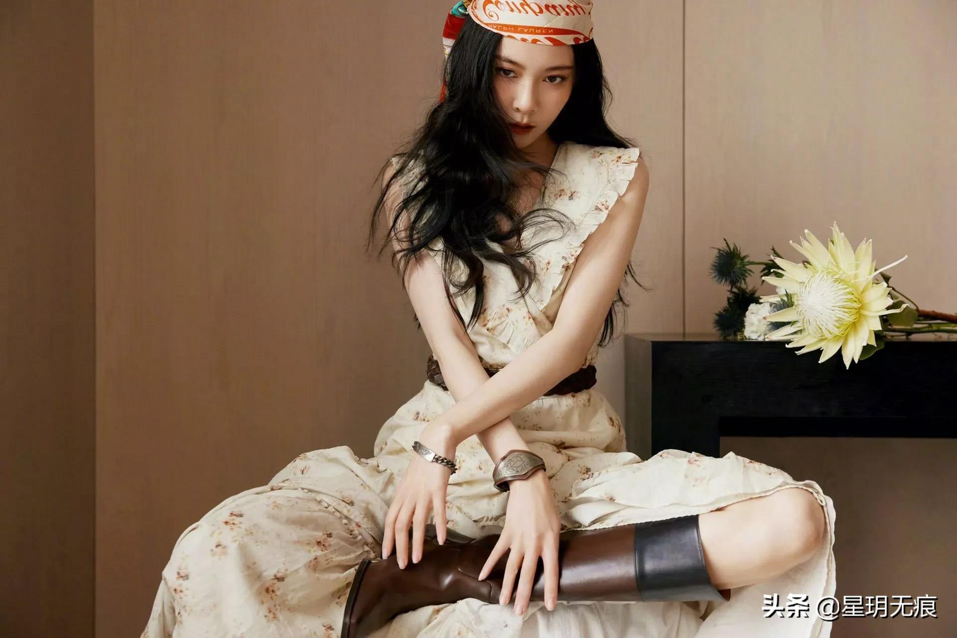 张一山前女友一身碎花长裙尽显复古风味，爵士的酷范儿表现力满分