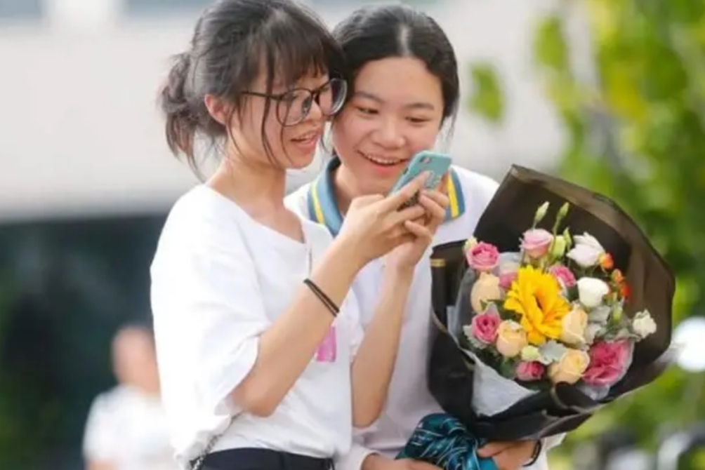 为啥上大学后，学生除了要生活费很少主动联系父母？心酸却是常态