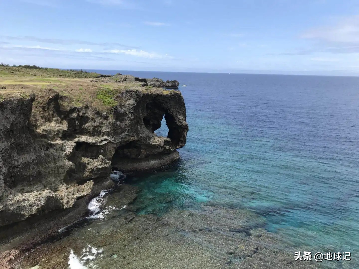 東邊400公里左右的地方是沖繩海槽,隔著沖繩海槽又與琉球群島相望