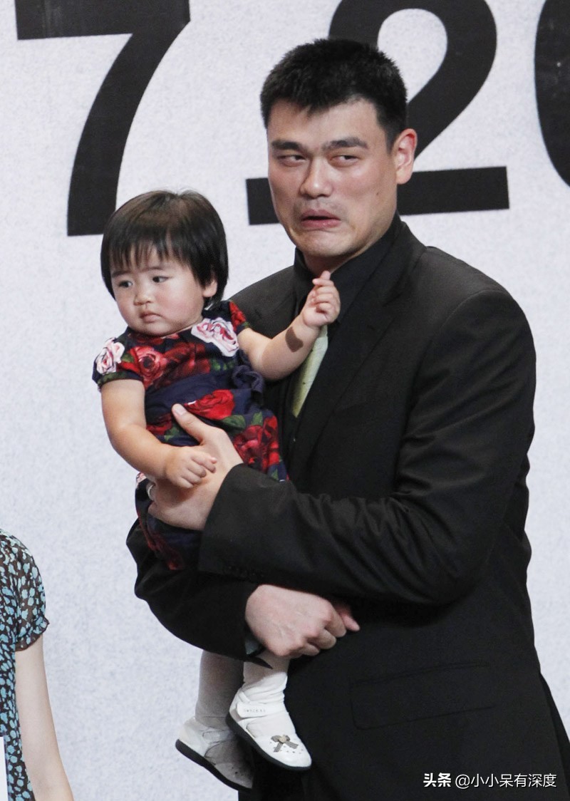 杨威晒照片，哇，小萌娃长成帅哥了！杨阳洋对双胞胎妹妹，特别好