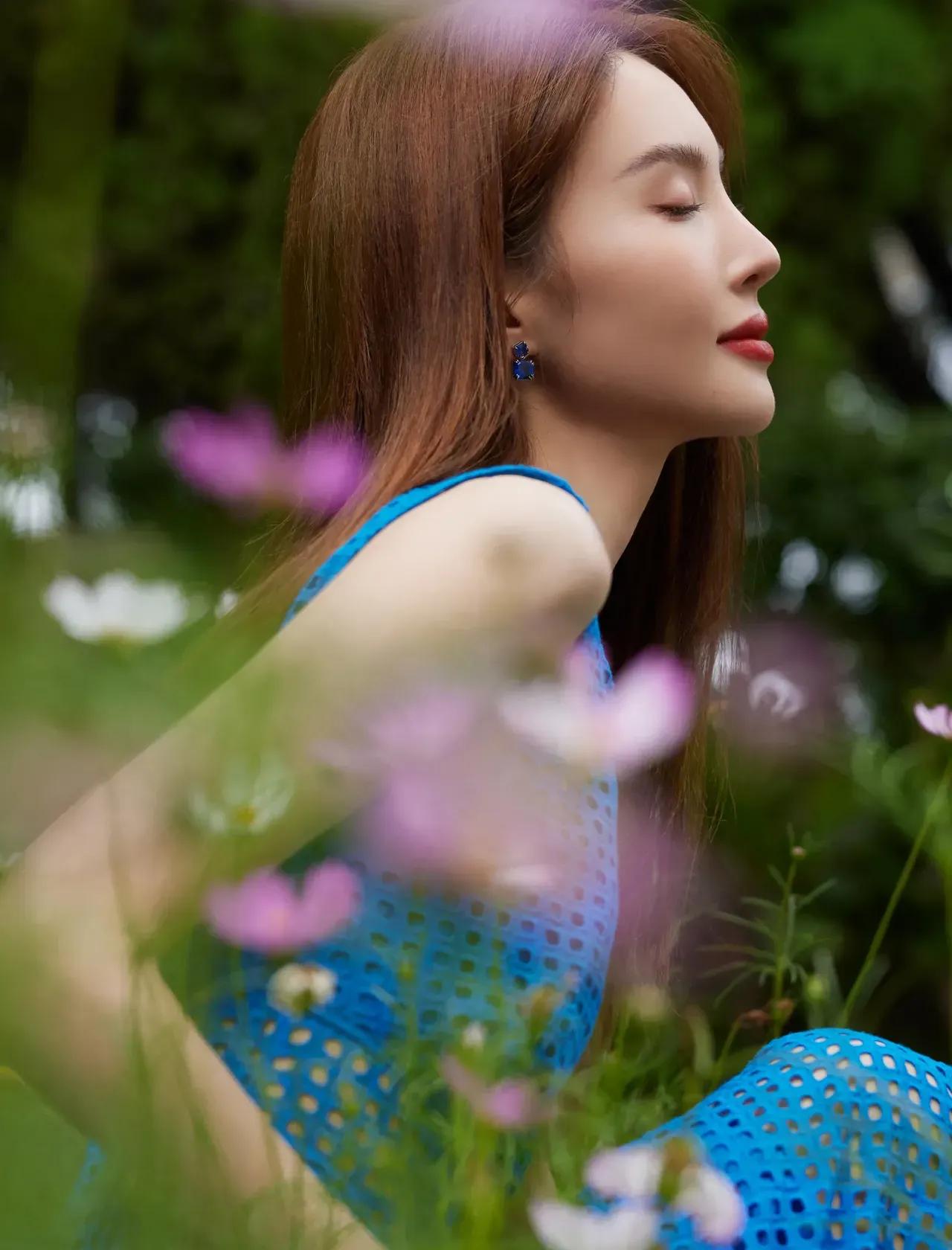 浓郁的蓝色被金晨穿出了高级和神秘