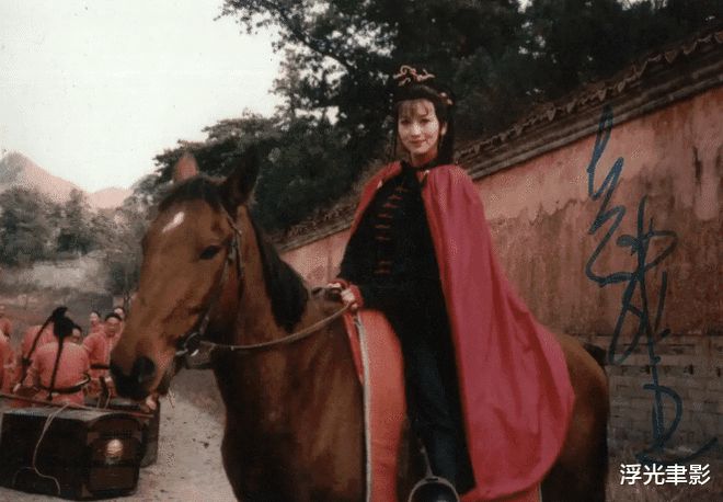 中视咬牙投拍《戏说乾隆》首播周就完胜对手，媒体：俨然复仇者