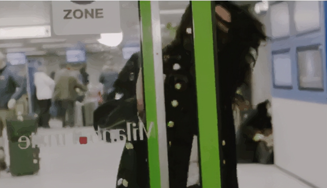 迪丽热巴深夜与助理聚餐!喝豆奶溅一身表情失控,扎丸子头好可爱