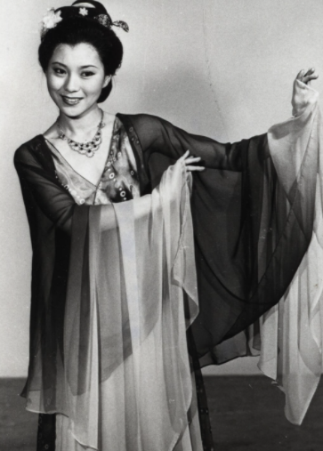 已经淡出娱乐圈的魏秋桦曾经是丽的电视当家花旦的她,在八十年代与前