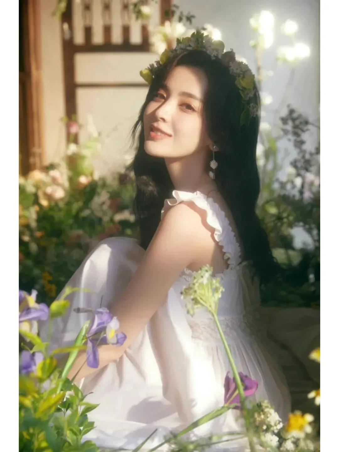 古力娜扎穿初恋白吊带裙，让人无法拒绝的纯美，汇聚仙气与活力