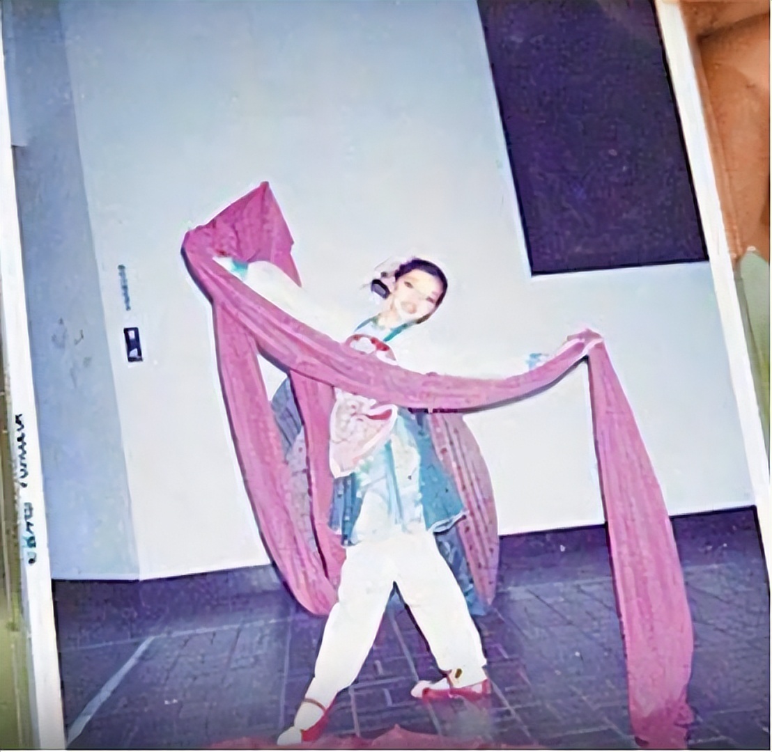 34岁当富士康老板娘，6年3胎稳当百亿豪门阔太，曾馨莹凭什么？