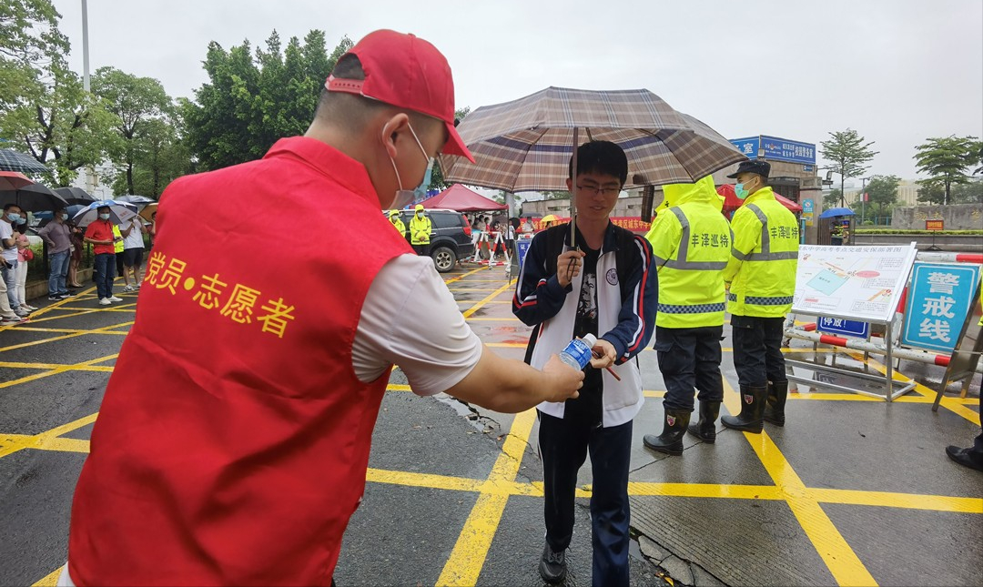 “爱心助考 为梦护航”福建小白装饰设计有限公司参加护考活动