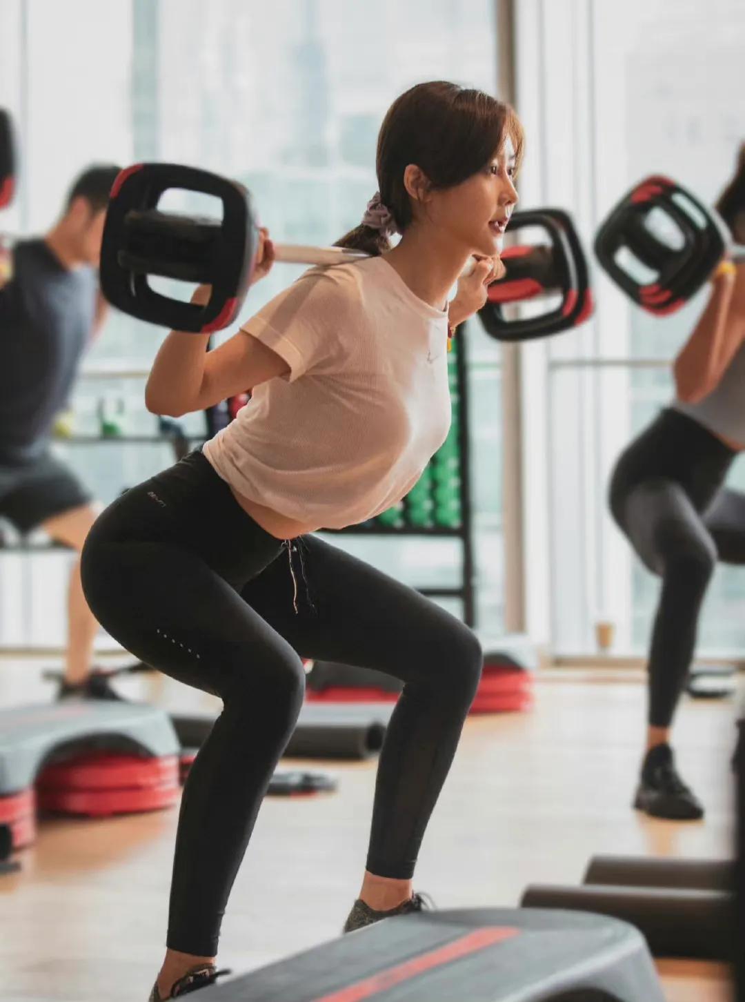 为什么叫nba解说小姨妈(谈起腾讯NBA女主播，就不得不提起小姨妈的大名了，你更喜欢谁？)