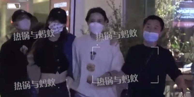 因戏生情还是公费恋爱？当红女星X待爆小生深夜同回家恋情曝光