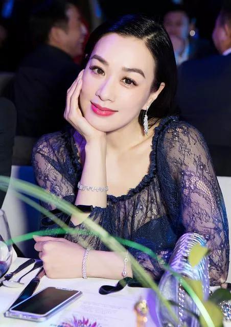 钟丽缇美照一册，欣赏