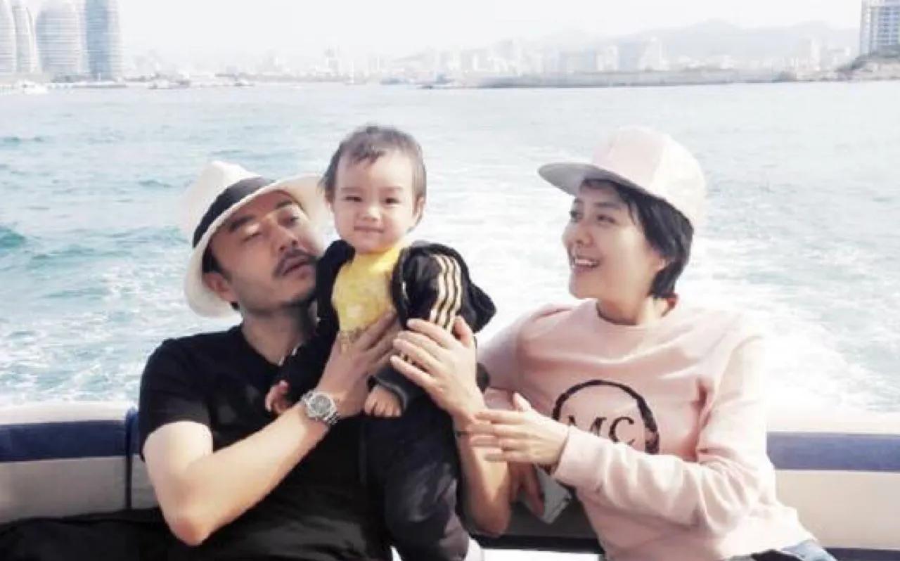 汪涵亮相餐馆，杨乐乐相依相偎，祝愿这对夫妻恩爱甜美