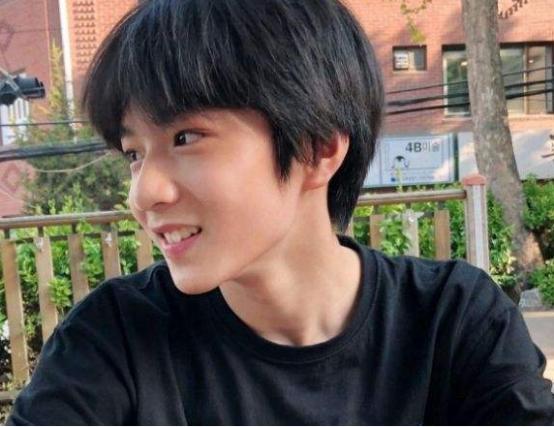 初中生不良发型火了,学校要求严格执行"三不过",女生被丑哭了