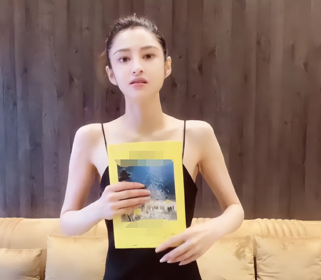 演员李心艾暴瘦110斤！近照瘦出锥子脸，肩膀突出全身无一点赘肉