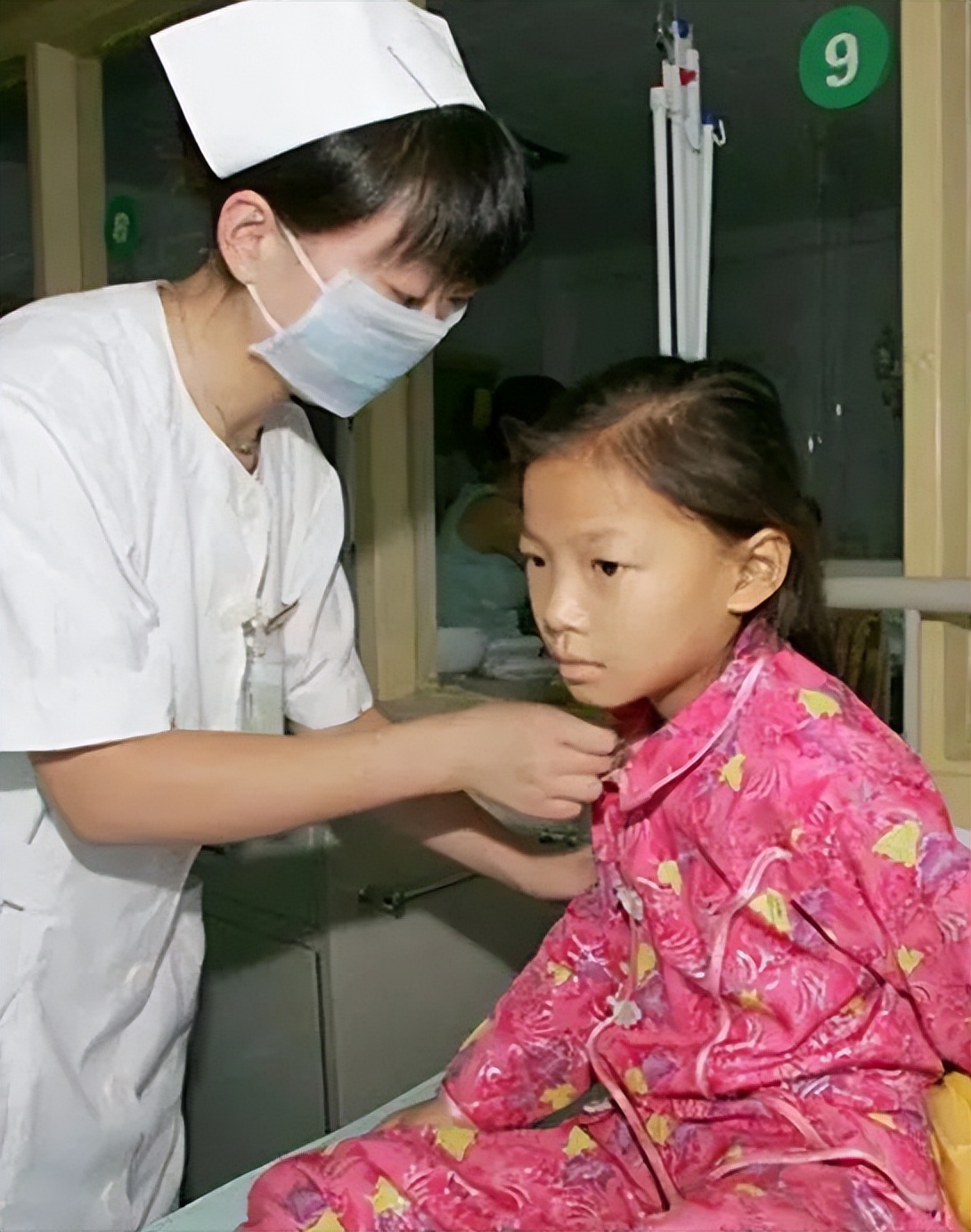 2005年女童身患白血病，为减轻养父负担，偷偷签下放弃治疗协议