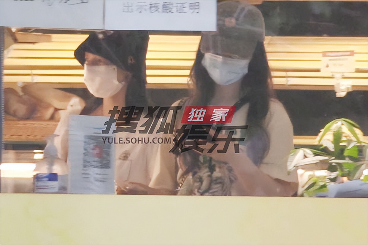 独家：赵粤王艺瑾下班素颜逛街 一起逛超市到天黑