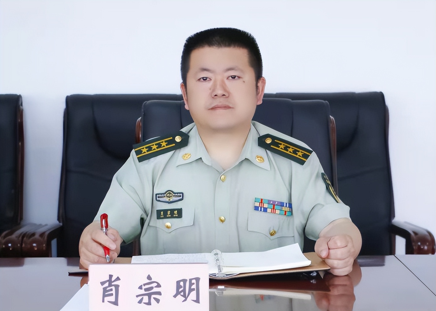 从艺术生到铁血军人！他任职武警湖北总队，已是上校警衔，连续23年捐资助学！