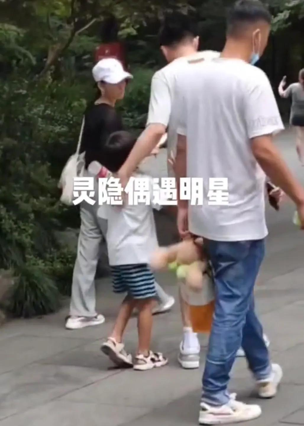 偶遇张嘉倪买超夫妇带娃出游，一家四口其乐融融，互动温馨有爱